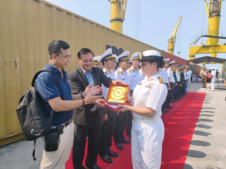 Tàu khu trục mang tên lửa dẫn đường của Úc cập cảng Tiên Sa Đà Nẵng - Ảnh 4.