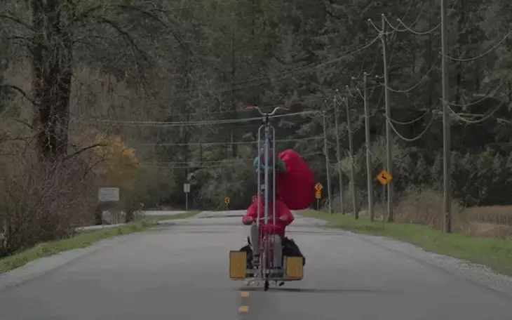 Cắt đôi ô tô Ford thành xe siêu mỏng, nhỏ như xe máy, vẫn chạy taxi công nghệ - Ảnh 6.