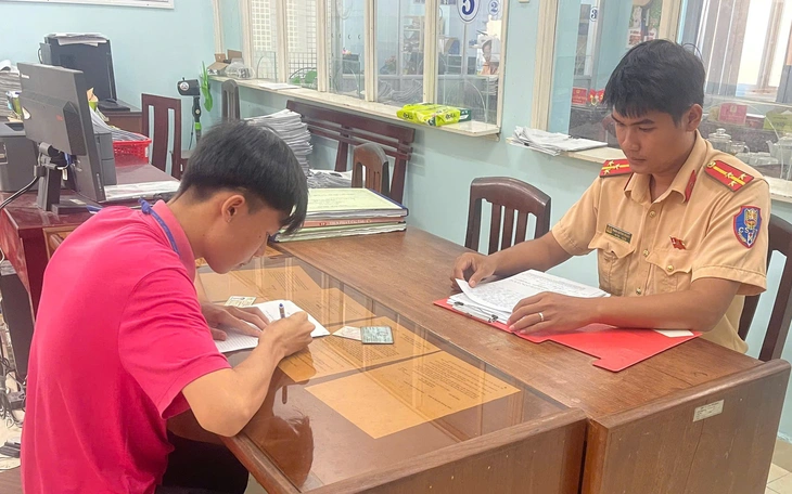 Mở tài khoản bằng định danh giả mạo, đề xuất phạt đến 100 triệu đồng; Lao vào đám cháy cứu người - Ảnh 4.