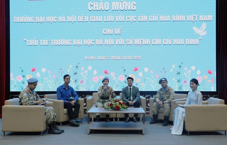 Sinh viên thích thú xem đặc công biểu diễn, ăn cơm bộ đội và nghe chuyện gìn giữ hòa bình - Ảnh 2.