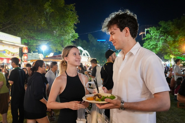 Lễ hội ẩm thực món ngon 2026 đông nghẹt khách ngày cuối tuần - Ảnh 4.