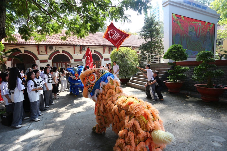 Học sinh TP.HCM 'trẩy hội' Tự tin vào lớp 10: Vừa hỏi tuyển sinh, vừa khám phá bản thân - Ảnh 21.
