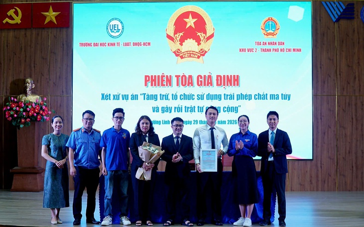 Nhắn nhủ sinh viên 'chọn bạn mà chơi' thông qua phiên tòa giả định - Ảnh 2.