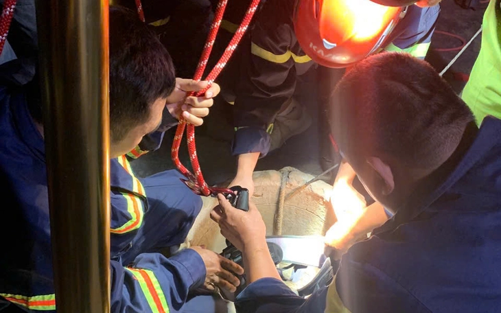 Công an đu dây xuống giếng sâu vớt thi thể nam thanh niên tại Đắk Lắk - Ảnh 3.