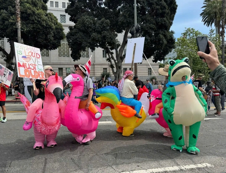 Hàng triệu người Mỹ biểu tình 'No Kings' tại 50 bang, phản đối ông Trump - Ảnh 6. biểu tình - Ảnh 5.