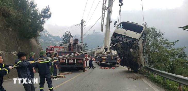 Xe khách chở đoàn nhân viên ngân hàng lao xuống vực ở Tam Đảo, ít nhất 7 người nhập viện - Ảnh 5.
