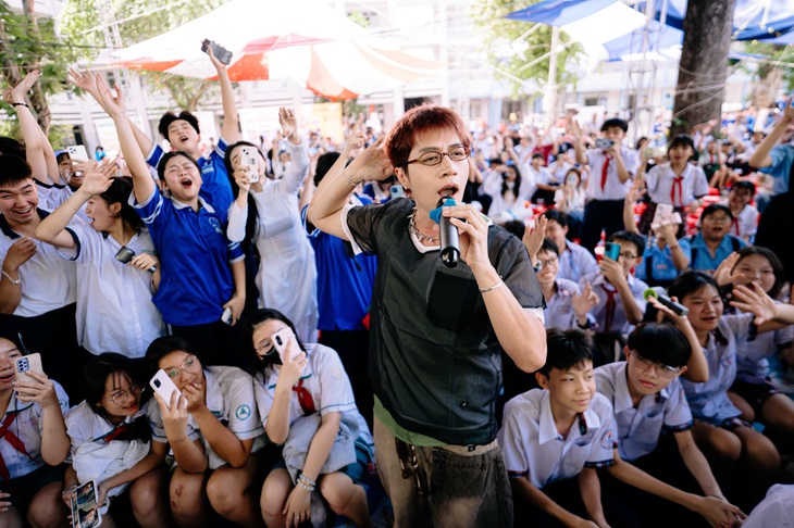 Học sinh TP.HCM 'trẩy hội' Tự tin vào lớp 10: Vừa hỏi tuyển sinh, vừa khám phá bản thân - Ảnh 4.