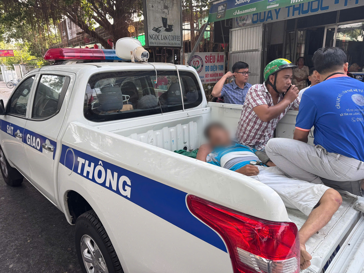 Cảnh sát giao thông đưa người đàn ông bị té ngã trên đường do nhồi máu cơ tim đi cấp cứu - Ảnh 1.