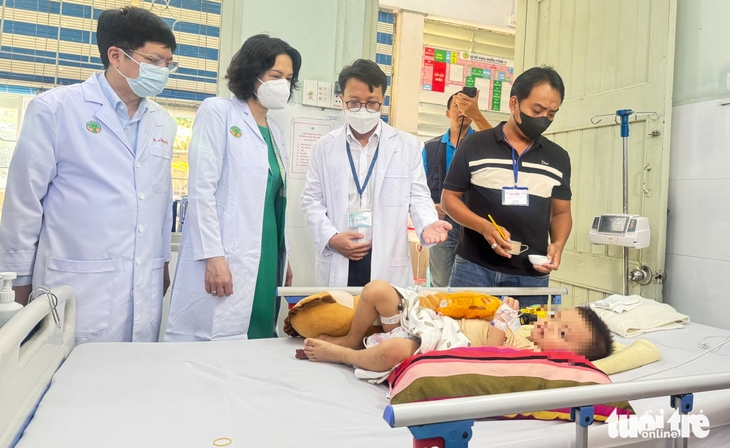 Bệnh tay chân miệng ở miền Nam diễn biến phức tạp, Bộ Y tế kiểm tra công tác phòng chống dịch - Ảnh 1.