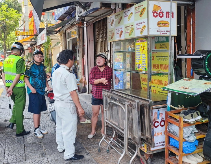 buôn bán vỉa hè - Ảnh 1.