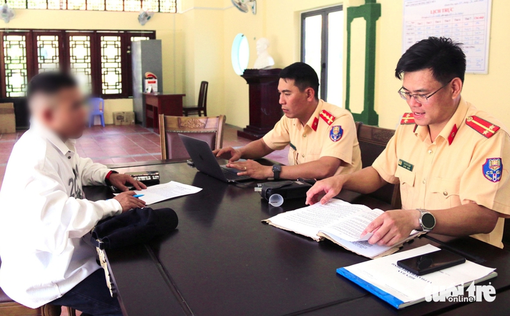 Xử phạt TikToker phóng mô tô nước trên bãi tắm công cộng ở Nha Trang - Ảnh 1.