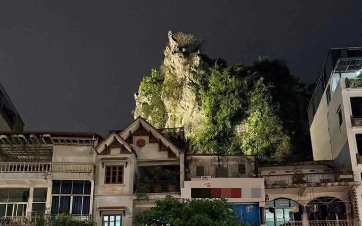 'Người nhện Yemen' rơi xuống miệng núi lửa giữa màn trình diễn mạo hiểm - Ảnh 3.