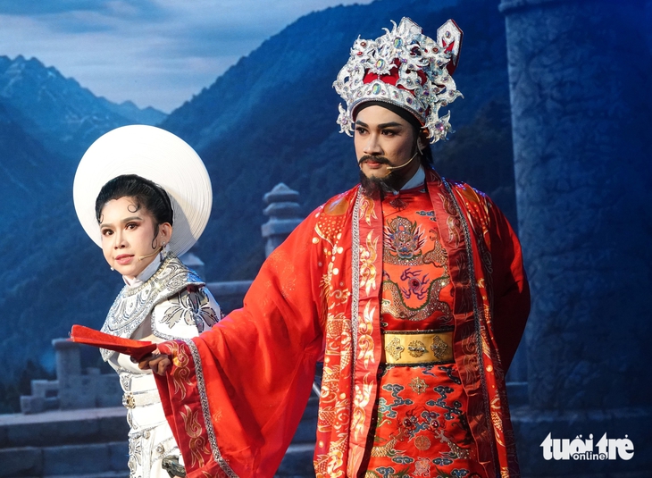 Bình Tinh hạnh phúc diễn cùng các con trong cải lương sử Việt Tây sơn nữ tướng - Ảnh 3. Bình Tinh - Ảnh 2.