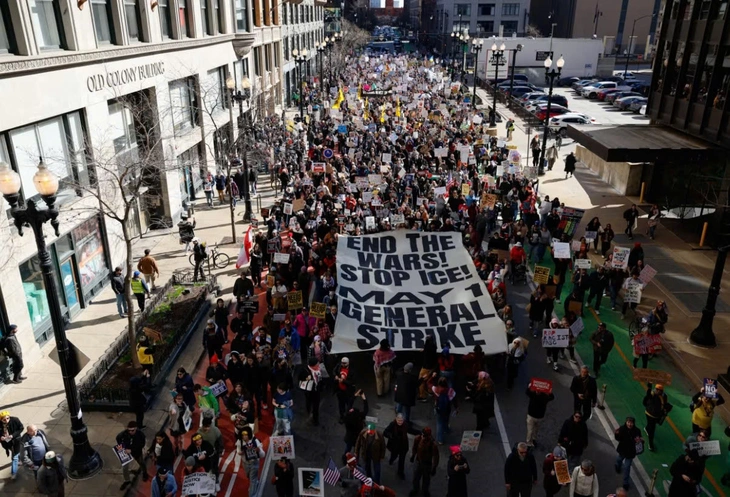 Hàng triệu người Mỹ biểu tình 'No Kings' tại 50 bang, phản đối ông Trump - Ảnh 4. biểu tình - Ảnh 3.