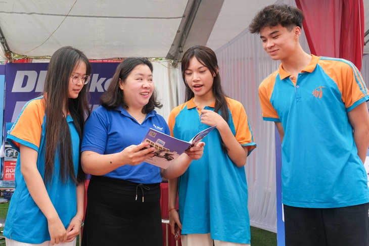 Tăng lương, thưởng 'khủng', tặng cả đất: Doanh nghiệp mạnh tay ‘săn’ lao động - Ảnh 3.