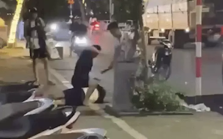 Công an thông tin vụ nam thanh niên bị hành hung sau va chạm giao thông, bắt 2 nghi can - Ảnh 3.