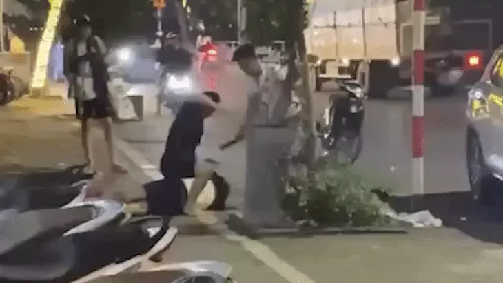 Triệu tập 2 người liên quan vụ nam thanh niên bị hành hung trên phố - Ảnh 2.