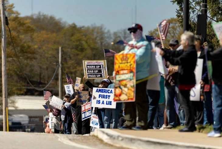 Hàng triệu người Mỹ biểu tình 'No Kings' tại 50 bang, phản đối ông Trump - Ảnh 7. biểu tình - Ảnh 6.