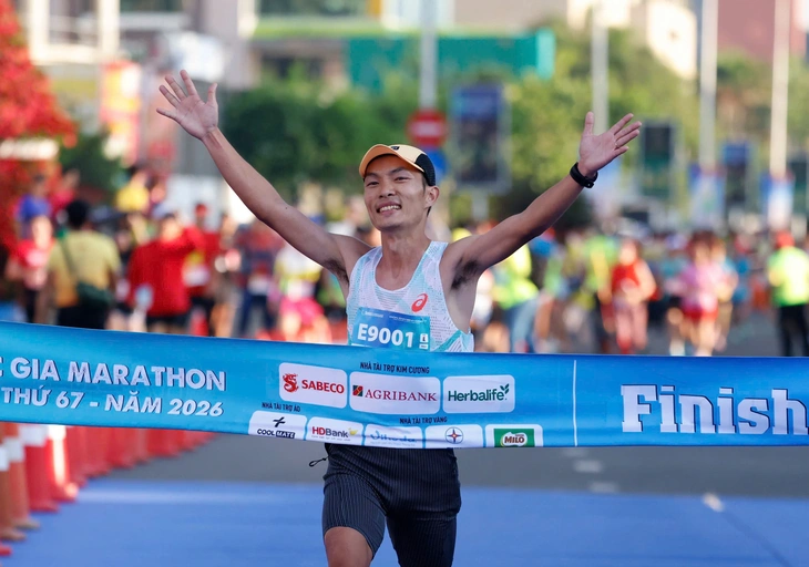 Hoàng Nguyên Thanh và Phạm Thị Hồng Lệ vô địch 42km Tiền Phong Marathon - Ảnh 1. Hoàng Nguyên Thanh, Phạm Thị Hồng Lệ vô địch 42,195km Giải marathon quốc gia 2026 - Ảnh 1.