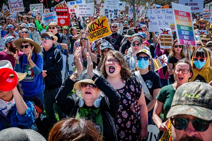 Biểu tình ‘No Kings’ lần thứ ba lan rộng khắp nước Mỹ - Ảnh 1. Hàng triệu người Mỹ biểu tình 'No Kings' tại 50 bang, phản đối ông Trump và chiến tranh Iran - Ảnh 1.