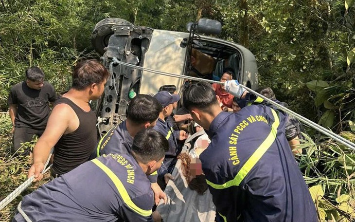 Xe khách chở 25 người lao xuống vực sâu 100m, 1 người chết, 6 người bị thương - Ảnh 5.