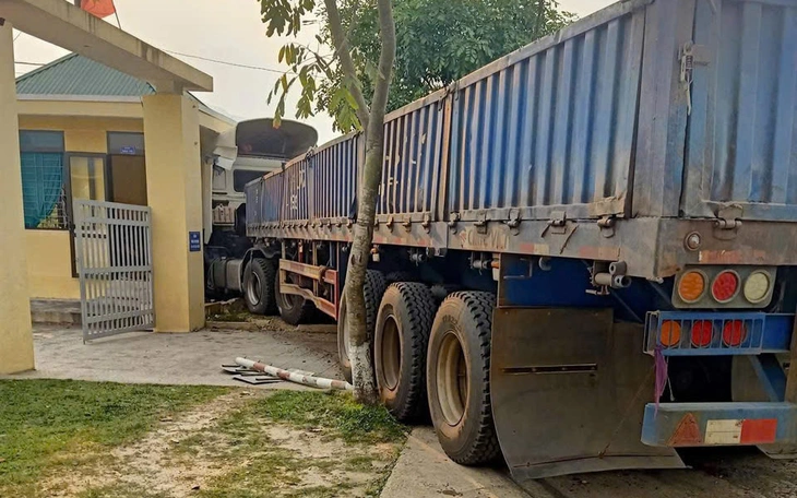 Cấm xe sơ-mi rơ-moóc chạy ban ngày trên quốc lộ 49 ở Huế - Ảnh 1.