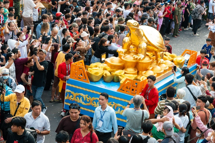 - Ảnh 4. Đoàn lân, sư, rồng diễu hành rộn rã trong Lễ hội Nguyên tiêu - Ảnh 4.