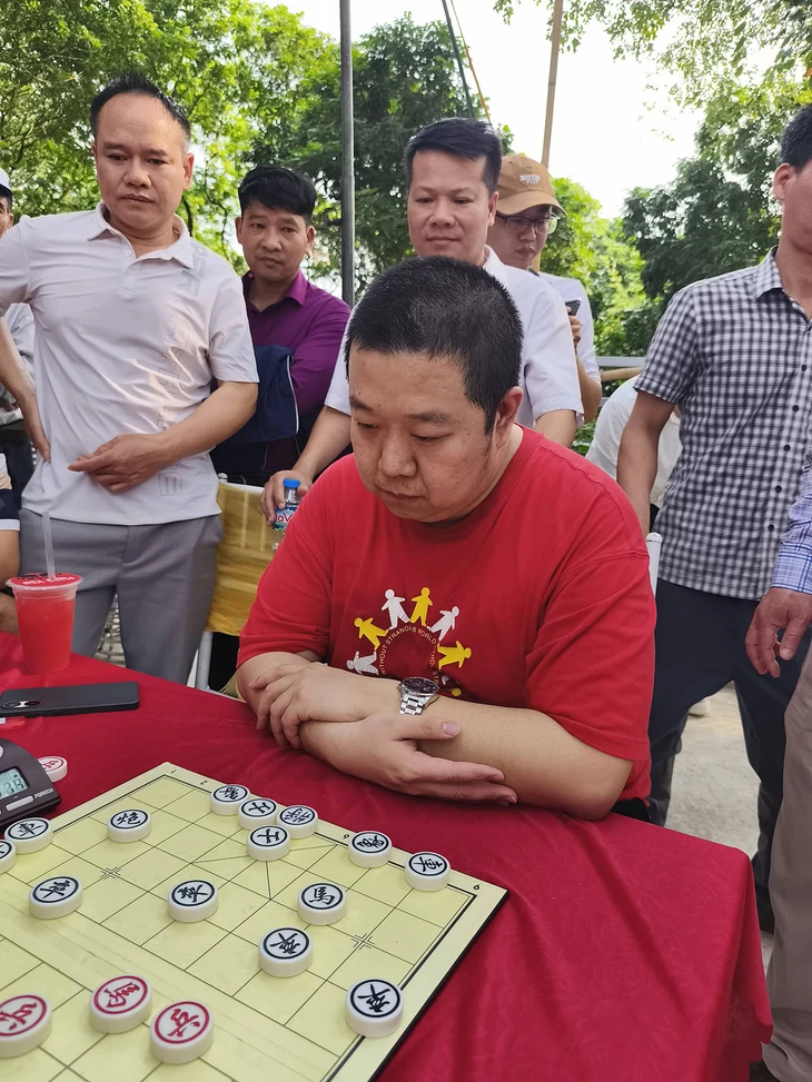 Cao thủ hạng 20 cờ tướng Trung Quốc sang Việt Nam đánh giải hội làng rồi... thua sớm - Ảnh 1.