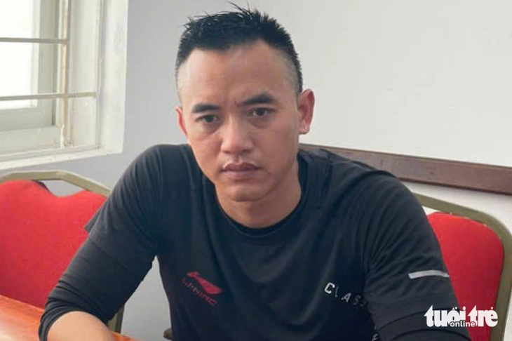 Chèn ép làm xe máy chở trẻ em suýt ngã vào gầm ô tô tải, người đàn ông bị tạm giữ - Ảnh 1.