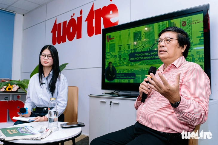 Học tại báo Tuổi Trẻ, sinh viên Văn Lang 'họp báo' cùng tác giả Trần Hữu Phúc Tiến - Ảnh 1.