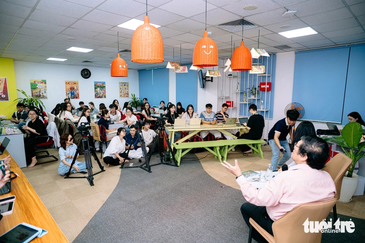 Học tại báo Tuổi Trẻ, sinh viên Văn Lang 'họp báo' cùng tác giả Trần Hữu Phúc Tiến - Ảnh 5.