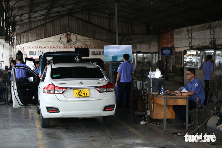 Phần mềm kiểm định khí thải ô tô trục trặc, tài xế phiền nhưng thấy 'kiểm định là đúng' - Ảnh 1.