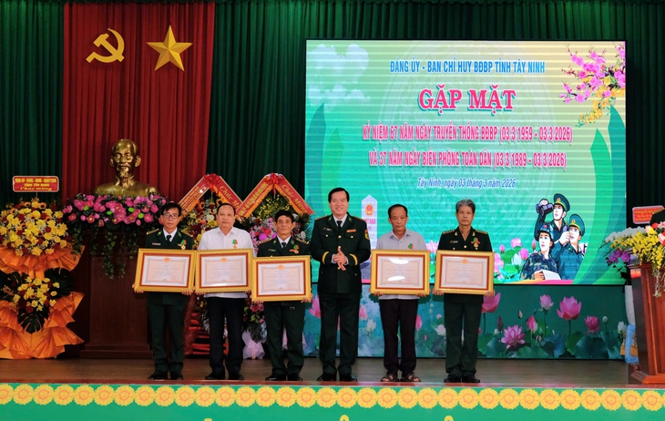 biên phòng - Ảnh 1.