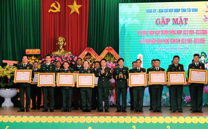 Biên phòng Tây Ninh nhận 13 huân chương, 98 huy chương cá nhân dịp 67 năm ngày truyền thống - Ảnh 2.