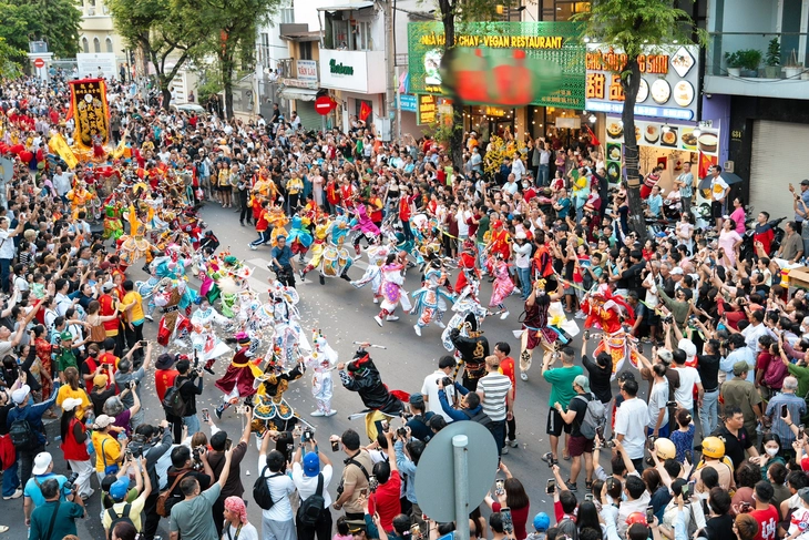 - Ảnh 1. Đoàn lân, sư, rồng diễu hành rộn rã trong Lễ hội Nguyên tiêu - Ảnh 1.