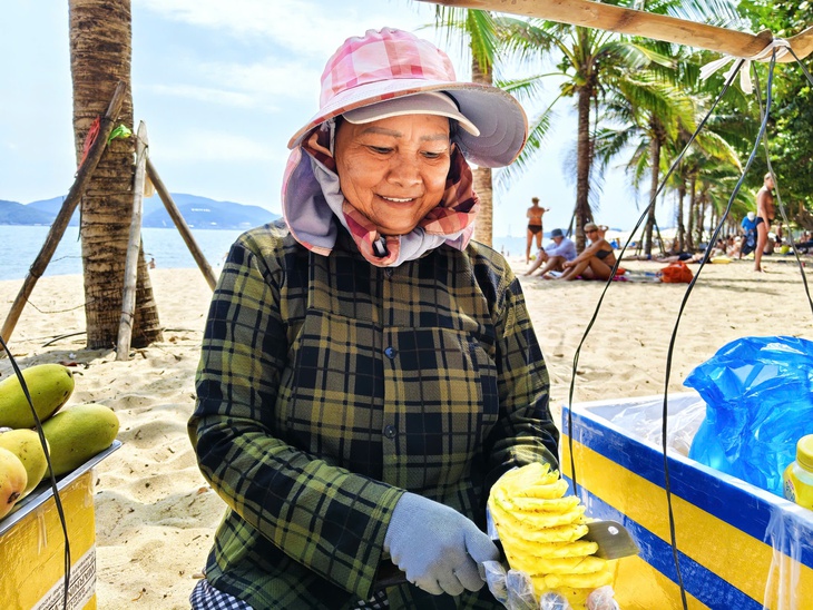 Cô bán trái cây ở Nha Trang hát tiếng Anh khiến khách Tây thích thú - Ảnh 2. Nha Trang - Ảnh 2.