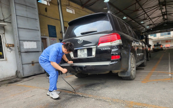 Mong kiểm định khí thải ô tô trơn tru để người dân đỡ tốn thời gian - Ảnh 6.