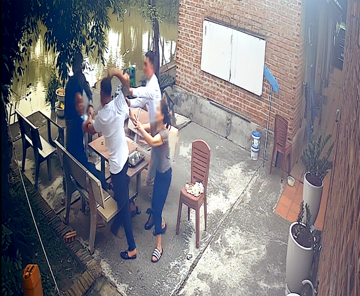 Vợ chồng chủ quán bị đánh bầm tím khi mời rượu khách - Ảnh 1.