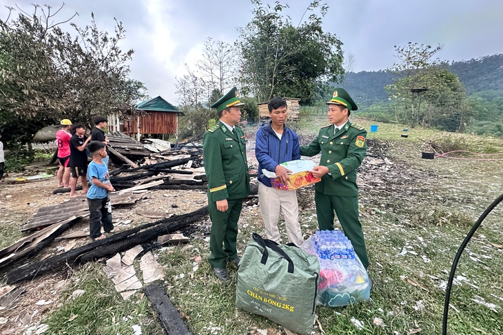 7 ngày dựng lại mái ấm cho hộ nghèo bị hỏa hoạn - Ảnh 3.