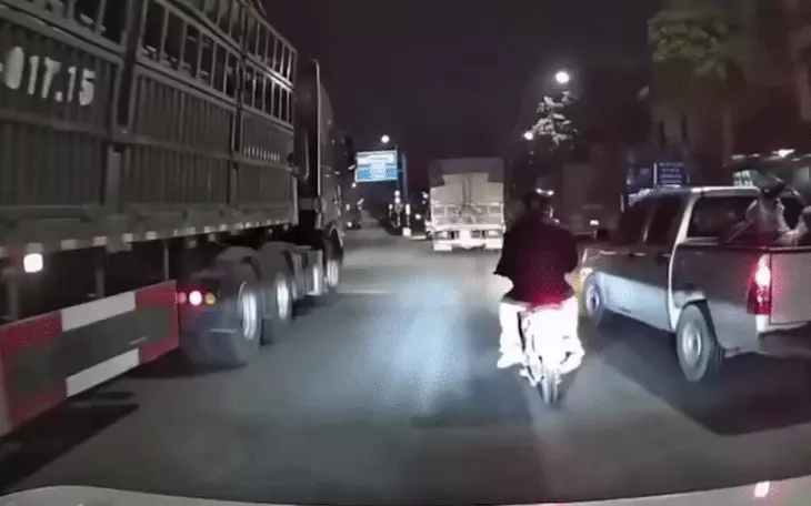 Cảnh sát giao thông xác minh vụ ô tô chèn ngã người đi xe máy trên quốc lộ 1 - Ảnh 2.