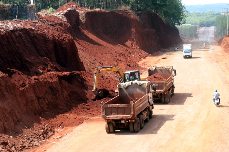 Kiểm tra vụ hạ cốt nền đường khiến nhà dân cheo leo ở Đồng Nai - Ảnh 1.