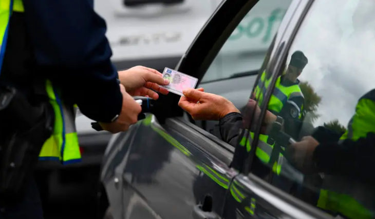 EU thông qua loạt quy định mới về giấy phép lái xe và xử phạt giao thông - Ảnh 1. EU thông qua loạt quy định mới về giấy phép lái xe và xử phạt giao thông - Ảnh 1.