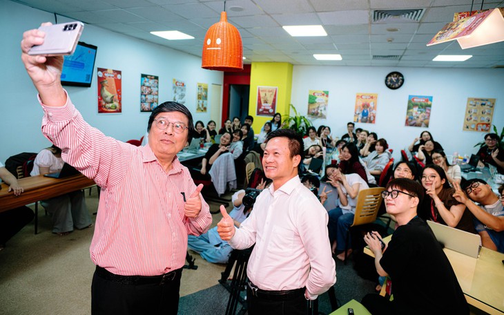 Học tại báo Tuổi Trẻ, sinh viên Văn Lang họp báo cùng nhà khoa học được vinh danh quốc tế - Ảnh 1.