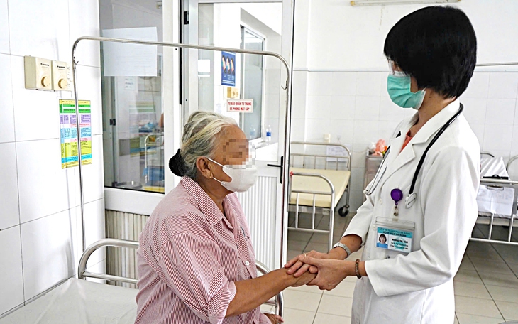 Lấy thành công bông tai trong thực quản bé gái 8 tháng tuổi ở Cà Mau - Ảnh 2.