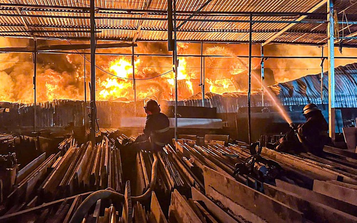 Cháy xưởng bánh kẹo 700 m² ở Hà Nội, gần 100 người chữa cháy - Ảnh 3.