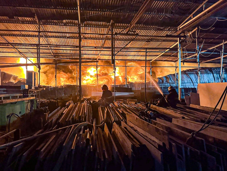 Vụ cháy ở khu xưởng rộng 6.000m²: 1 người chết, gần 100 cảnh sát xuyên đêm dập lửa - Ảnh 3.