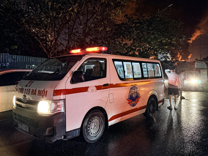 Vụ cháy ở khu xưởng rộng 6.000m²: 1 người chết, gần 100 cảnh sát xuyên đêm dập lửa - Ảnh 4.