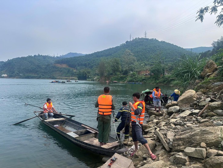 Lật thuyền - Ảnh 1.