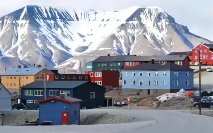 Thầy giáo tỏ tình với nữ sinh giữa giảng đường khiến cả lớp nổi điên - Ảnh 2.