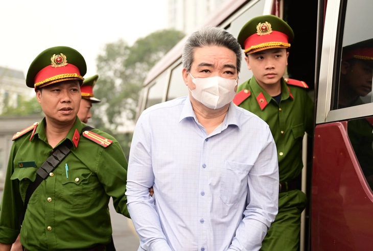 Chùm ảnh cựu thứ trưởng và 20 người ra tòa vụ doanh nghiệp hối lộ 40 tỉ - Ảnh 2.